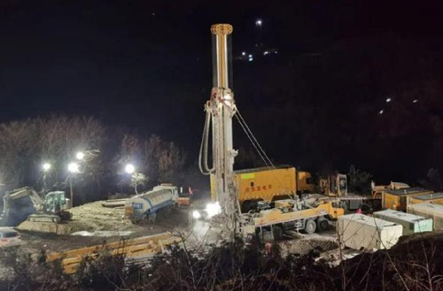 恒峰g22携XSC1200车载深井钻机星夜前往栖霞开展金矿救援事情