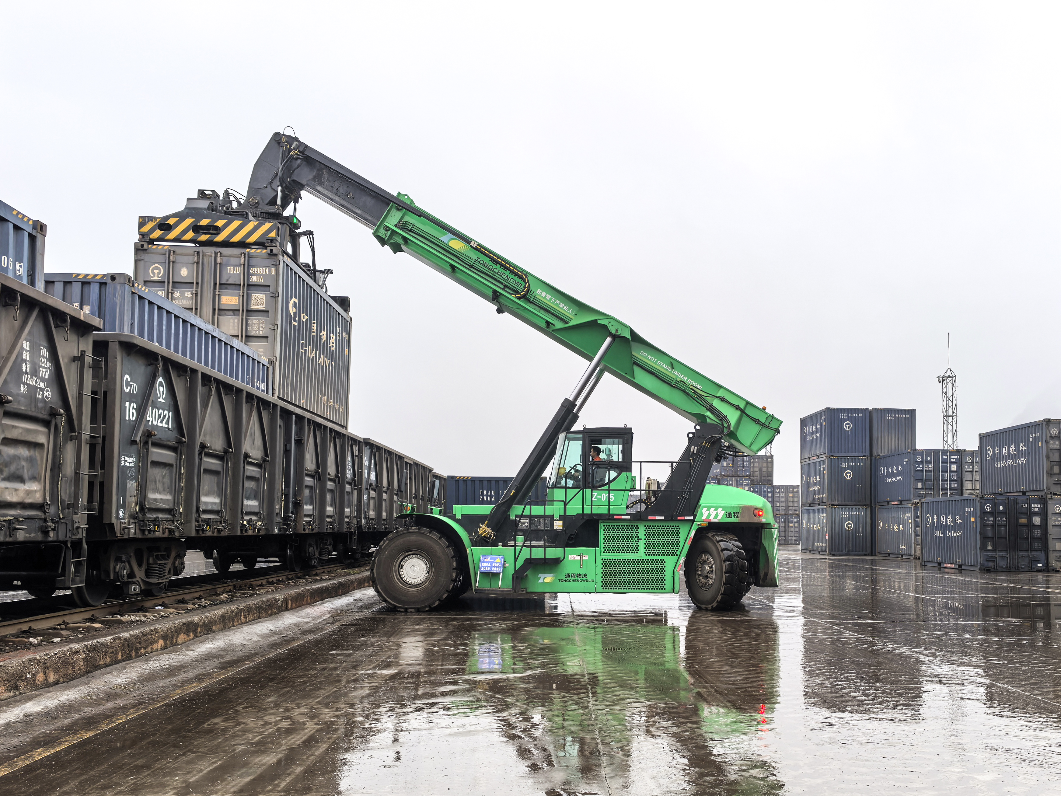 恒峰g22纯电动正面吊在华南某铁路货场交出“低碳答卷”